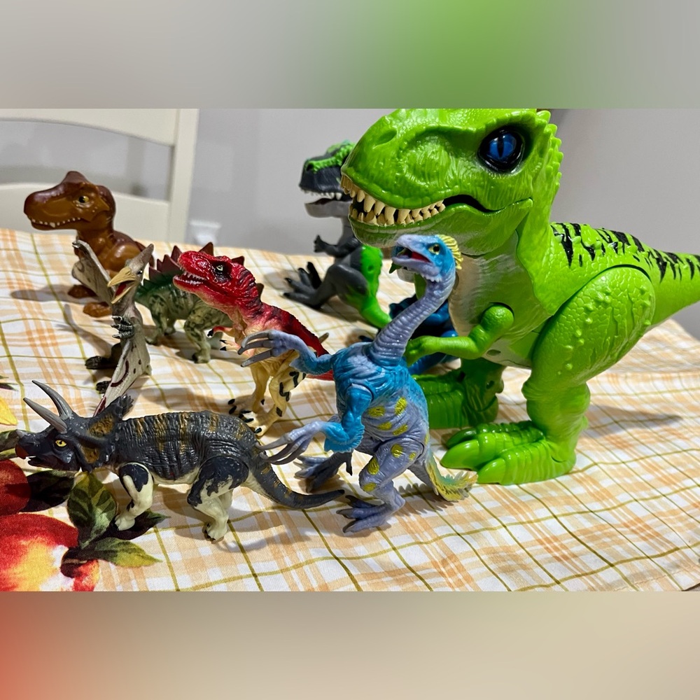 Dinosaur lot/bundle fingerlings and robo alive T-Rex